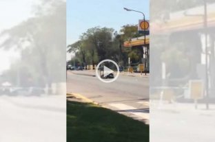 Video: hicieron estallar un paquete sospechoso frente a un edificio del Ejército Video: hicieron estallar un paquete sospechoso frente a un edificio del Ejército