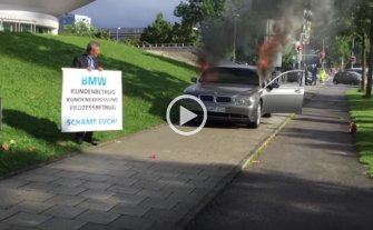 Incendió su lujoso auto frente al museo de la marca por supuestos problemas mecánicos Incendió su lujoso auto frente al museo de la marca por supuestos problemas mecánicos