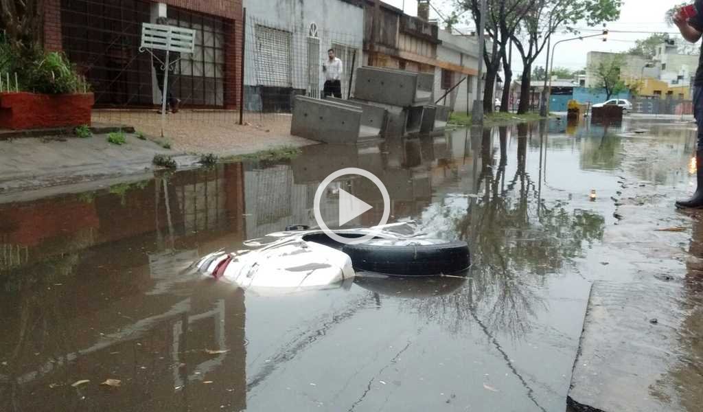En una zona de obras Un auto cayó en un hueco y sus ocupantes se salvaron - Un auto cayó en un hueco y sus ocupantes se salvaron - -