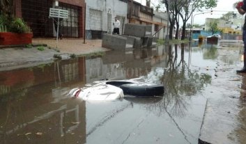 Un auto cayó en un hueco y sus ocupantes se salvaron Un auto cayó en un hueco y sus ocupantes se salvaron