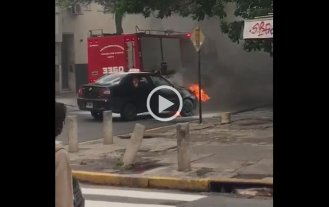 Video: se incendió un taxi en pleno centro Video: se incendió un taxi en pleno centro