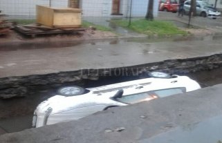 El auto sigue en el pozo El auto sigue en el pozo