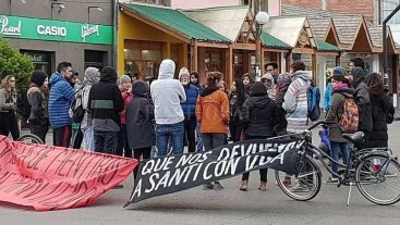 Hubo incidentes en la puerta del juzgado federal de Esquel Hubo incidentes en la puerta del juzgado federal de Esquel