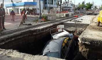 Otro auto cayó en un obrador de desagüe Otro auto cayó en un obrador de desagüe