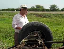 El "Chaqueño" Palavecino auxilió a un grupo de artistas que volcó con su camioneta El "Chaqueño" Palavecino auxilió a un grupo de artistas que volcó con su camioneta
