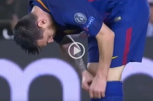Messi sacó algo escondido en su media y se lo llevó a la boca Messi sacó algo escondido en su media y se lo llevó a la boca