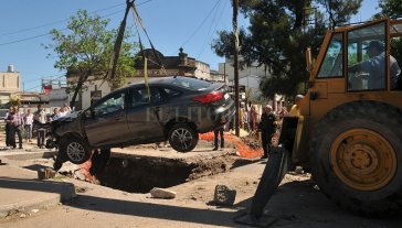 Una grúa, un camión y un tren para sacar al auto del pozo Una grúa, un camión y un tren para sacar al auto del pozo