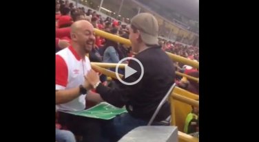 Conmovedor: así un padre le muestra a su hijo ciego lo que ocurre en un partido de fútbol Conmovedor: así un padre le muestra a su hijo ciego lo que ocurre en un partido de fútbol