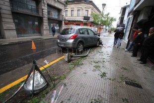 Perdió el control e impactó contra una columna de alumbrado Perdió el control e impactó contra una columna de alumbrado