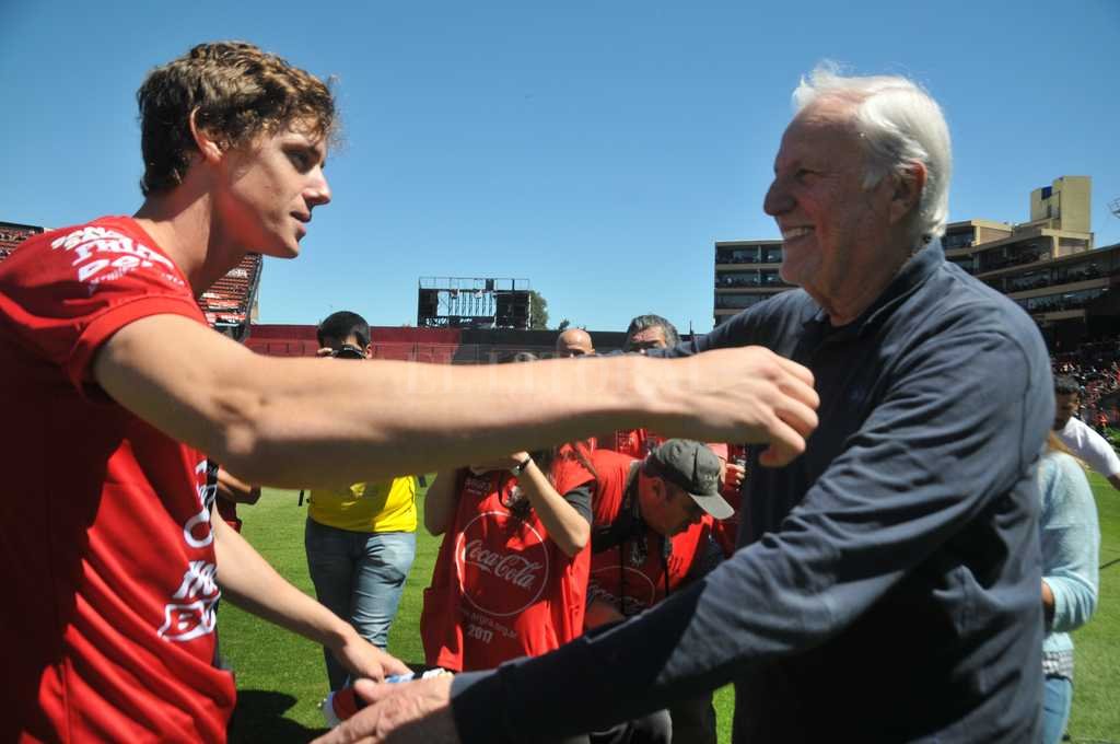 Los temas que le preocupaban a Vignatti Conti, Legui, Sandoval: la casa de Colón está en orden - Como padre e hijo. “Venga ese abrazo”, parecen decirse en medio de un estadio que se venía abajo para ovacionar. A Germán Conti, la gente lo aplaudió por sus 100 partidos en Primera y por todo lo que genera desde la humildad como capitán sabalero. Al presidente José Néstor Vignatti, cuando cruzó la cancha, para volver a su palco, el estadio entero lo aplaudió de pie por lo que está haciendo en su nuevo mandato al frente de Colón. Conti, Legui, Sandoval: la casa de Colón está en orden - Como padre e hijo. “Venga ese abrazo”, parecen decirse en medio de un estadio que se venía abajo para ovacionar. A Germán Conti, la gente lo aplaudió por sus 100 partidos en Primera y por todo lo que genera desde la humildad como capitán sabalero. Al presidente José Néstor Vignatti, cuando cruzó la cancha, para volver a su palco, el estadio entero lo aplaudió de pie por lo que está haciendo en su nuevo mandato al frente de Colón. -
