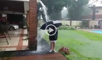 Video: jugaba bajo la lluvia y casi le pega un rayo Video: jugaba bajo la lluvia y casi le pega un rayo