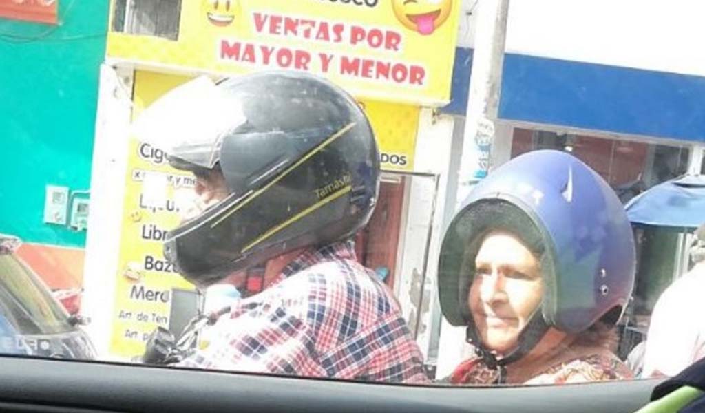 Cada uno se pone el casco como quiere — Foto viral