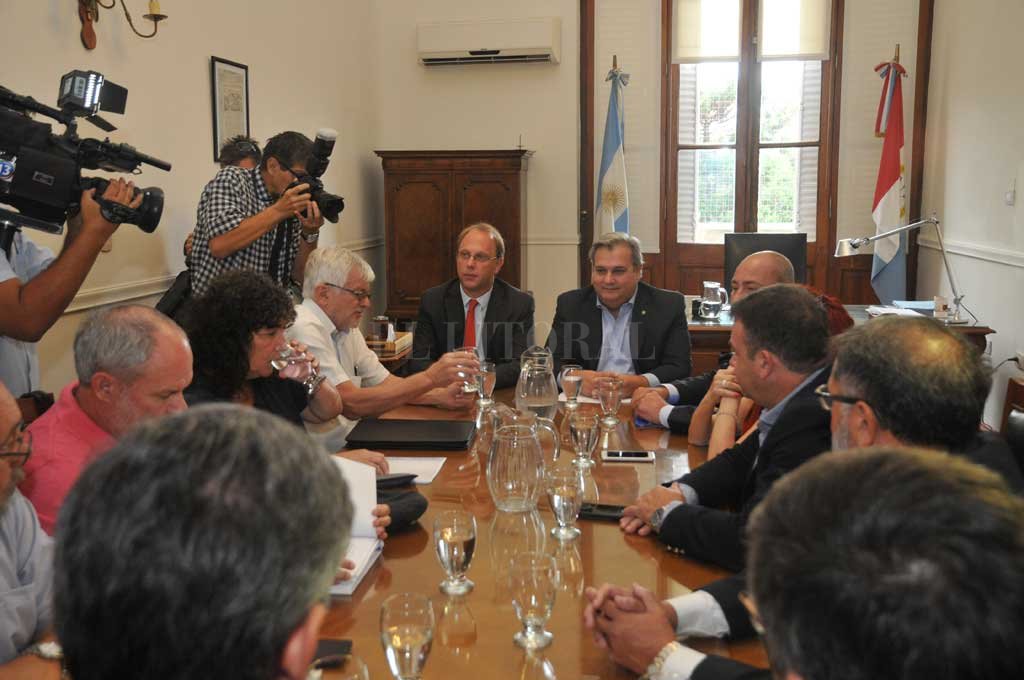La Provincia habría ofertado un 18% de aumento a estatales — Jornada clave