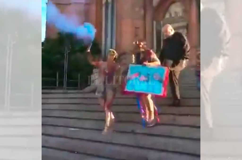 Un cura pateó desde atrás a una chica que festejaba haberse recibido Un cura pateó desde atrás a una chica que festejaba haberse recibido