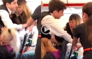 Estas amigas se tomaron unos tragos en pleno vuelo y se desconocieron Estas amigas se tomaron unos tragos en pleno vuelo y se desconocieron