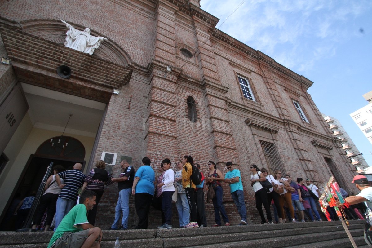 Con misas y procesión Miles de fieles renuevan su fe en San Expedito - "Hacen una cola de una hora y media en silencio, y cuando están frente a la imagen, la ven y lloran. Son los laicos, el Pueblo de Dios, los que edifican a los curas y a la gente de la Iglesia", dijo el párroco Colombo a El Litoral. Miles de fieles renuevan su fe en San Expedito - "Hacen una cola de una hora y media en silencio, y cuando están frente a la imagen, la ven y lloran. Son los laicos, el Pueblo de Dios, los que edifican a los curas y a la gente de la Iglesia", dijo el párroco Colombo a El Litoral. -