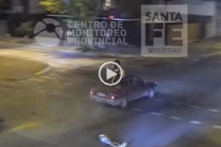 Video: Chocó con su moto y quedó arriba del auto contra el que colisionó Video: Chocó con su moto y quedó arriba del auto contra el que colisionó