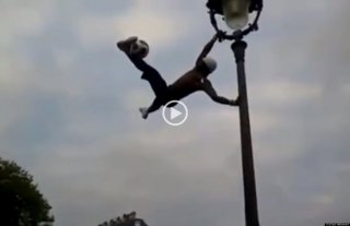 La tiene atada: hace jueguitos arriba de un poste de luz La tiene atada: hace jueguitos arriba de un poste de luz