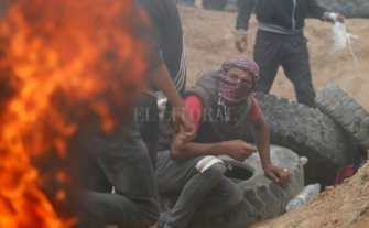 Cuatro palestinos muertos y más de 400 heridos por las protestas en Gaza Cuatro palestinos muertos y más de 400 heridos por las protestas en Gaza