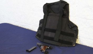 ¿Listo para delinquir? Transportaba un chaleco antibalas, un revólver y cartuchos ¿Listo para delinquir? Transportaba un chaleco antibalas, un revólver y cartuchos
