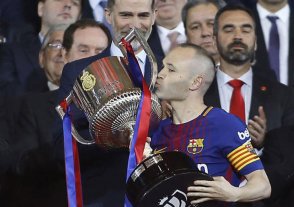 La prensa española proclama a Iniesta como "el último emperador" La prensa española proclama a Iniesta como "el último emperador"