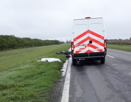 Joven motociclista chocó contra un auto y el conductor lo dejó tirado Joven motociclista chocó contra un auto y el conductor lo dejó tirado
