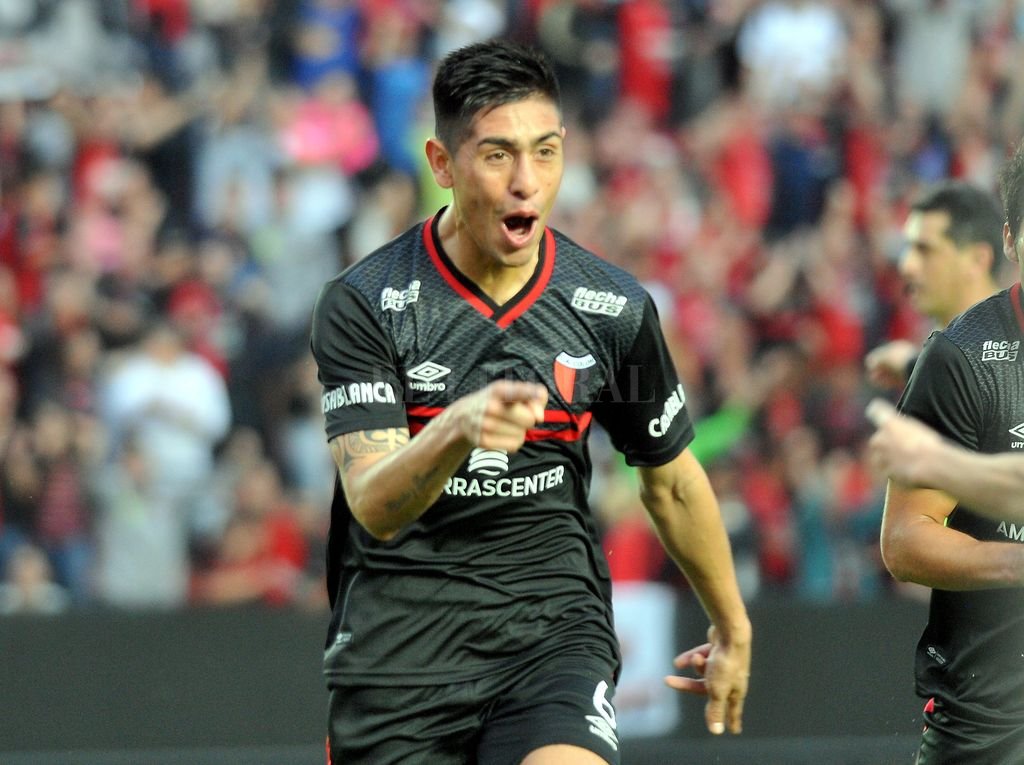 Superliga Argentina de Fútbol - Fecha 24 Colón, sin Conti, frente a una sombra "negra" - Es ahora o nunca. Con el nivel y la regularidad de Conti-Ortiz, a los otros centrales del plantel les costó muchísimo tener rodaje. Con Galván operado, todos los caminos conducen a Olivera, el mismo que debutó con un gol de cabeza (foto) en Colón. Colón, sin Conti, frente a una sombra "negra" - Es ahora o nunca. Con el nivel y la regularidad de Conti-Ortiz, a los otros centrales del plantel les costó muchísimo tener rodaje. Con Galván operado, todos los caminos conducen a Olivera, el mismo que debutó con un gol de cabeza (foto) en Colón. -