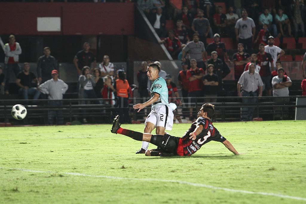 Colón goleó al elenco paranaense teniendo menos la pelota Efectividad 4 Patronato 0 - Gustavo Toledo culmina la obra maestra de todo Colón. Fueron 21 toques hasta que llegó el cambio de frente de Alan Ruiz y la aparición del marcador de punta para clavar su remate en el ángulo. Golazo para sellar la goleada. Efectividad 4 Patronato 0 - Gustavo Toledo culmina la obra maestra de todo Colón. Fueron 21 toques hasta que llegó el cambio de frente de Alan Ruiz y la aparición del marcador de punta para clavar su remate en el ángulo. Golazo para sellar la goleada. -