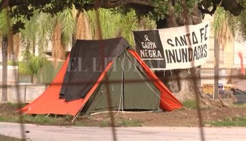 A 15 años de la inundación, se instaló la Carpa Negra en la Plaza 25 de Mayo A 15 años de la inundación, se instaló la Carpa Negra en la Plaza 25 de Mayo