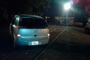 El tren no pudo avanzar por autos estacionados en la vía El tren no pudo avanzar por autos estacionados en la vía