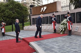 Por primera vez, un canciller británico homenajeó a los caídos en Malvinas Por primera vez, un canciller británico homenajeó a los caídos en Malvinas