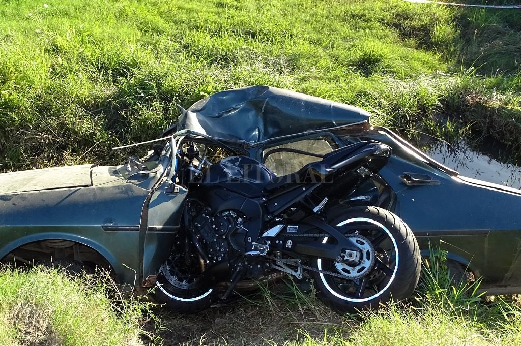 Una moto se incrustó en un Renault 12: dos muertos en la Ruta 40S