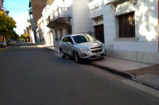 Estacioná donde quieras: la vereda es mía y de nadie más Estacioná donde quieras: la vereda es mía y de nadie más