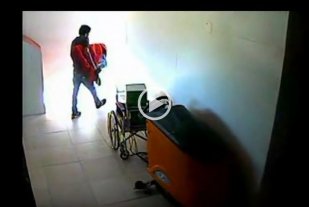 Las cámaras de seguridad lo captaron robando un televisor de una enfermería Las cámaras de seguridad lo captaron robando un televisor de una enfermería