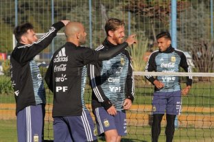 Messi entrenó a la par de sus compañeros en Ezeiza Messi entrenó a la par de sus compañeros en Ezeiza
