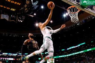 Boston se impone de local y lidera la serie ante Cleveland Boston se impone de local y lidera la serie ante Cleveland