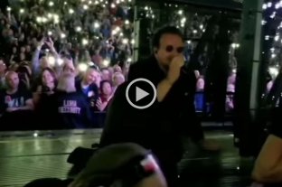 El fuerte golpe de Bono en pleno show El fuerte golpe de Bono en pleno show