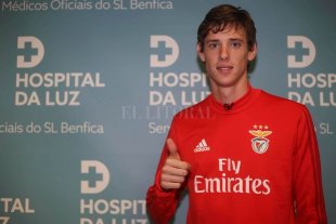 Conti pasó la revisión médica y firmó por cinco años con el Benfica Conti pasó la revisión médica y firmó por cinco años con el Benfica
