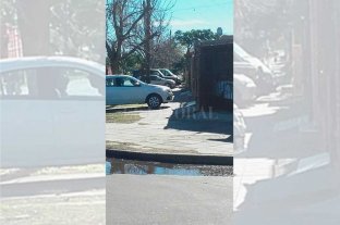 Barrio El Pozo: imposible transitar por veredas con autos mal estacionados Barrio El Pozo: imposible transitar por veredas con autos mal estacionados