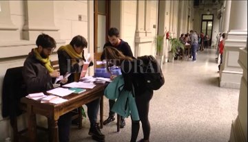 Se entregaron 300 becas para estudiantes universitarios y terciarios Se entregaron 300 becas para estudiantes universitarios y terciarios