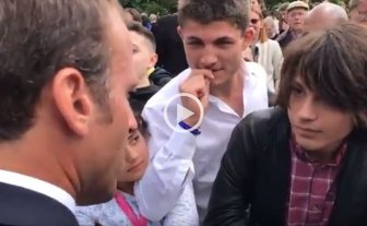 Macron retó a un joven que lo llamó Manu: "a mi me llamas señor presidente o señor" Macron retó a un joven que lo llamó Manu: "a mi me llamas señor presidente o señor"