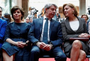 Las dos "mujeres fuertes" de la era Rajoy enfrentadas por el liderazgo del Partido Popular Las dos "mujeres fuertes" de la era Rajoy enfrentadas por el liderazgo del Partido Popular