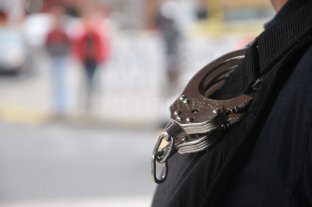 A un policía se le cayó su arma al piso y murió de un balazo en la cabeza A un policía se le cayó su arma al piso y murió de un balazo en la cabeza