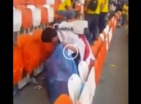 Luego de los festejos por el triunfo, los japoneses limpiaron el estadio Luego de los festejos por el triunfo, los japoneses limpiaron el estadio
