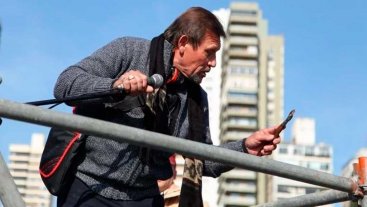 Tensión en Rosario: un hombre amenazó con un cuchillo en pleno desfile por el Día de la Bandera Tensión en Rosario: un hombre amenazó con un cuchillo en pleno desfile por el Día de la Bandera