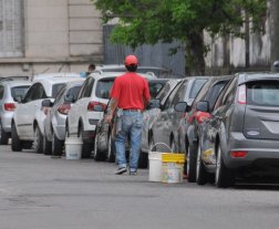Registrados y sin exigir plata: plantean una vía inclusiva para los cuidacoches Registrados y sin exigir plata: plantean una vía inclusiva para los cuidacoches