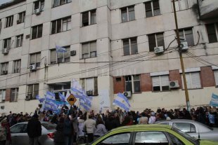 Pañuelazo celeste contra el aborto legal y gratuito en el hospital Iturraspe Pañuelazo celeste contra el aborto legal y gratuito en el hospital Iturraspe
