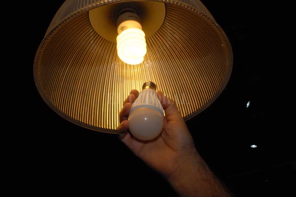 Entre un 10 y 15 por ciento Cómo se puede adaptar el hogar para ahorrar energía - Cambio. Los focos LED tienen un costo de entre $ 60 y $ 100, según los watts y marcas disponibles en el mercado. Cómo se puede adaptar el hogar para ahorrar energía - Cambio. Los focos LED tienen un costo de entre $ 60 y $ 100, según los watts y marcas disponibles en el mercado. -