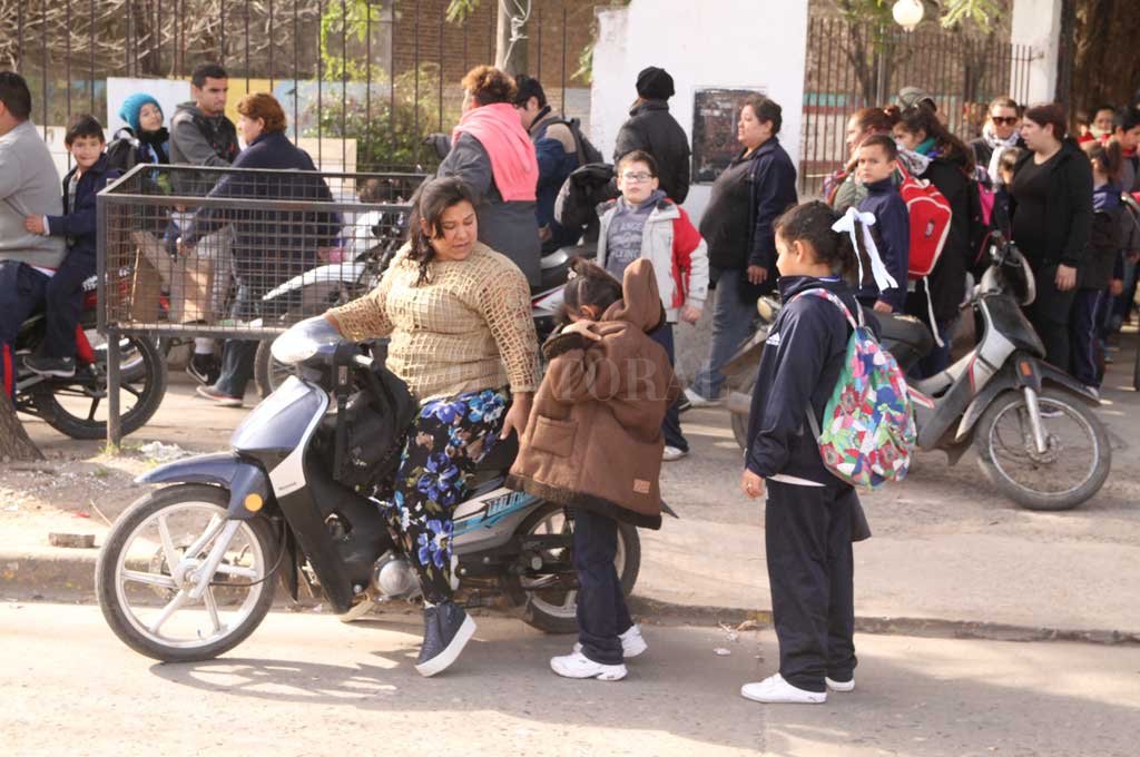 Falta seguridad vial Niños en riesgo: ¿cómo llegan y se van de las escuelas santafesinas? - Sin casco. Varias motos circulan por las veredas de las escuelas, muchos conductores no llevan casco y tampoco para los menores que transportan. Niños en riesgo: ¿cómo llegan y se van de las escuelas santafesinas? - Sin casco. Varias motos circulan por las veredas de las escuelas, muchos conductores no llevan casco y tampoco para los menores que transportan. -
