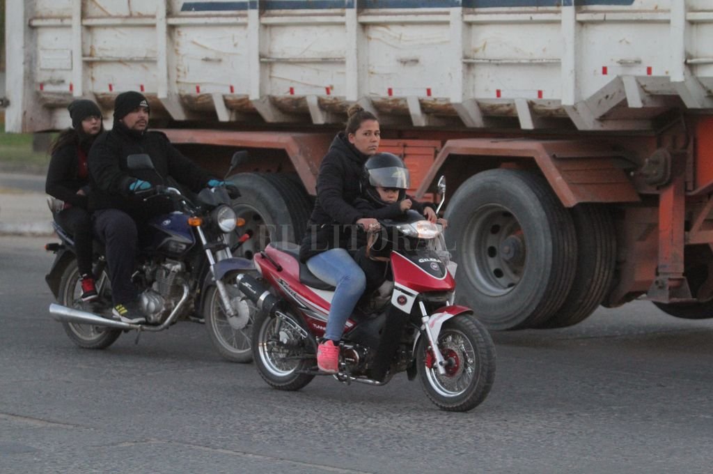 Movilidad urbana riesgosa La anarquía de las motos se lleva más del 60% de los muertos en accidentes - Desprotegidos, junto a un camión. No usar el casco protector expone a los motociclistas a sufrir consecuencias de gravedad en caso de accidentes; es el propio cuerpo el que amortigua cualquier golpe. La anarquía de las motos se lleva más del 60% de los muertos en accidentes - Desprotegidos, junto a un camión. No usar el casco protector expone a los motociclistas a sufrir consecuencias de gravedad en caso de accidentes; es el propio cuerpo el que amortigua cualquier golpe. -